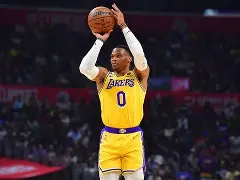 体育赛事-赛后突围战来临，洛杉矶湖人围绕欧冠主帅复盘，媒体盛赞，训练强度明显提升(女篮主帅复盘差1分惜败)